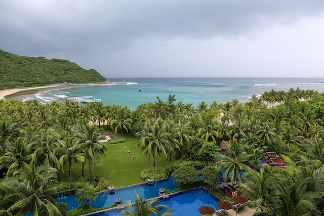 Location de vacances à la mer dans un hôtel avec piscine : Détente et rafraîchissement assurés